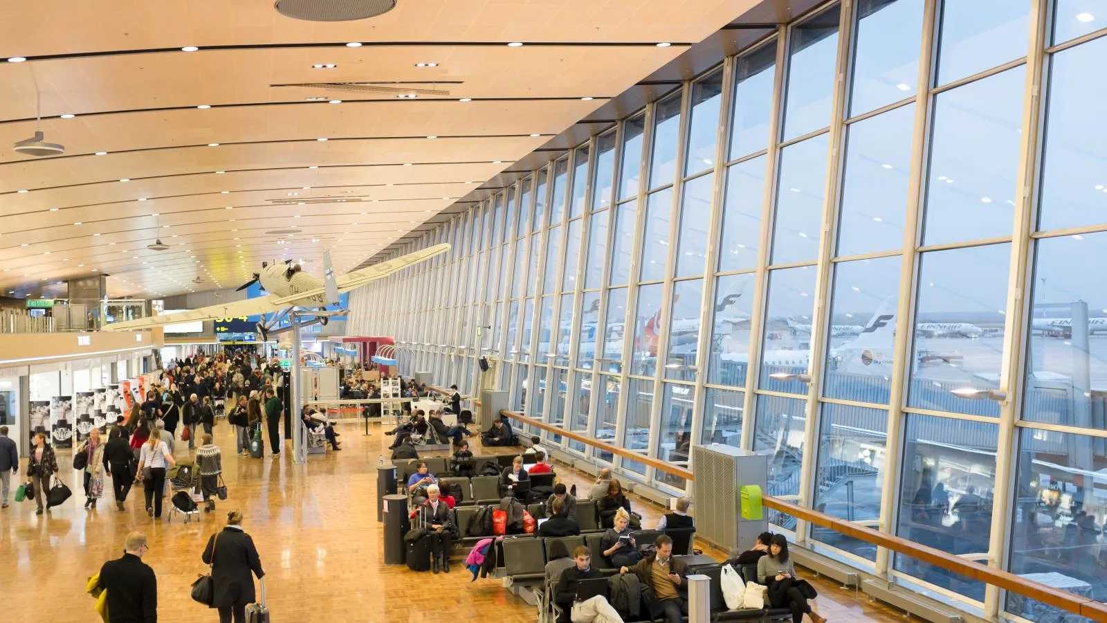 Terminal aéroportuaire accueillant des voyageurs